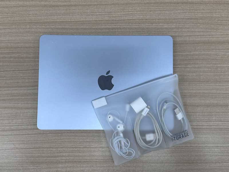 パソコンとケーブル