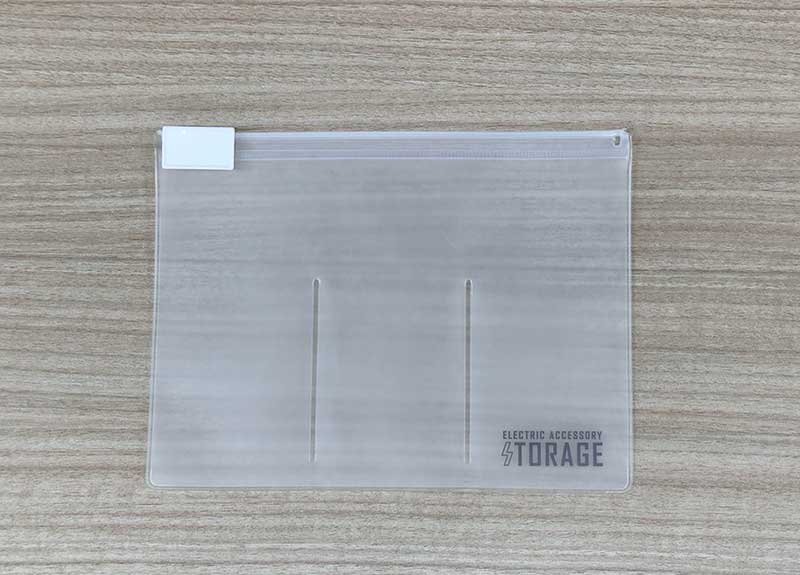 3つに仕分けされたクリアポーチ