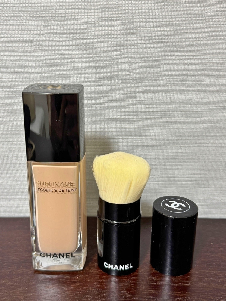 シャネルのリキッドファンデとブラシの写真