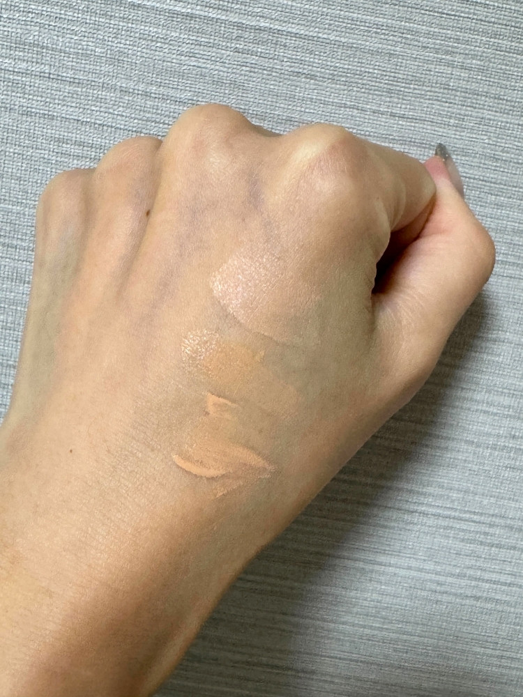 手の甲に3つのファンデを塗布した写真