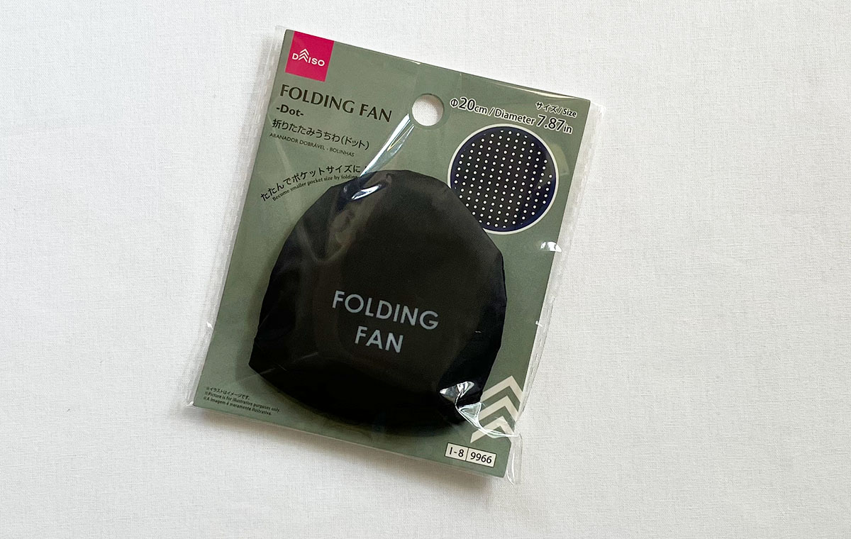ダイソーの「折りたたみうちわ（ドット）」