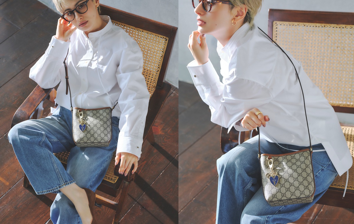白シャツ×デニムのモデル写真。ショルダーバッグを肩に掛けている