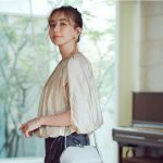 光沢ジレとラップパンツのきれいめコーデ