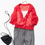 赤のシアーカーデとブラックデニムのカジュアルコーデ