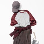 ボルドーのラグランTシャツとブラウンロングスカートのカジュアルコーデ