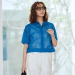 ブルーシアーニットポロと白イージーパンツのきれいめカジュアルコーデ