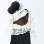 シアートップスと黒ワイドパンツのカジュアルコーデ