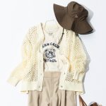 プリントTとベージュワイドパンツのカジュアルコーデ