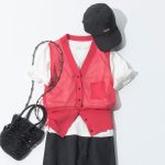 ピンクジレと白Tのカジュアルコーデ