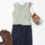 ミントカラーのタンクトップとデニムのヘルシーコーデ