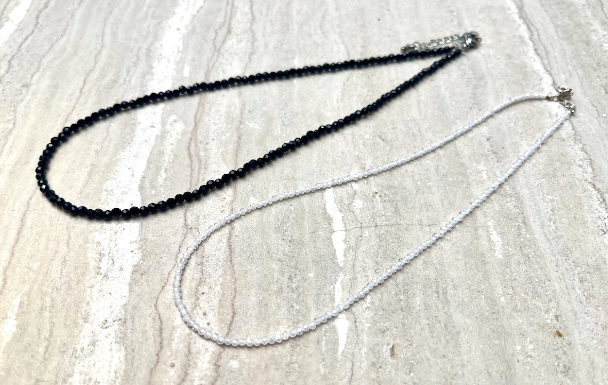 黒と白のビーズネックレスの写真