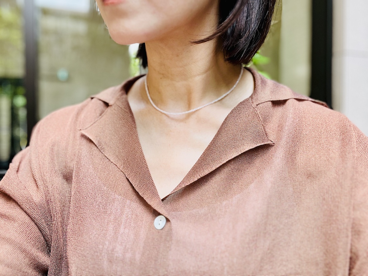 さりげなくつけられる「オフホワビーズネックレス」