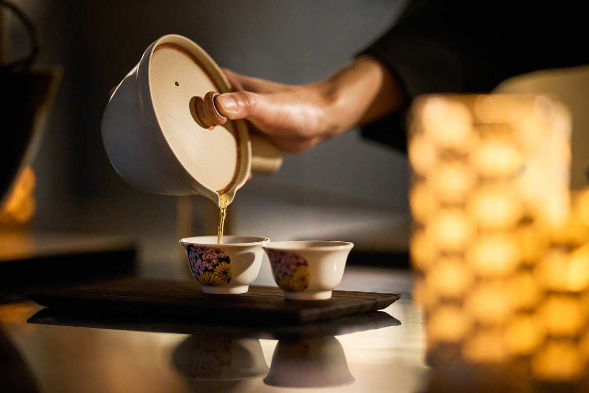 お茶を入れている人の手元