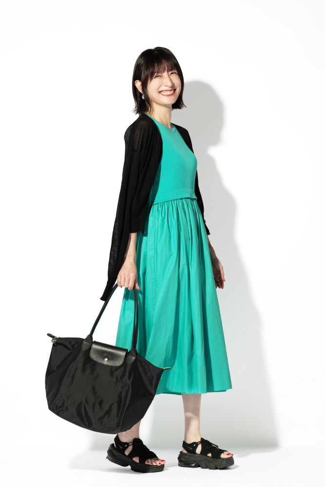 黒厚底サンダル×緑ワンピース×黒カーディガン