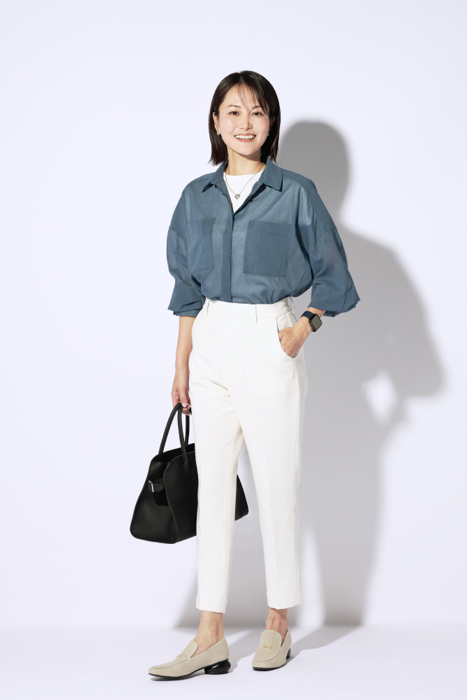 ドマーニ専属読者モデル 鈴木まきさん ブルーシャツ×白パンツコーデの全身写真