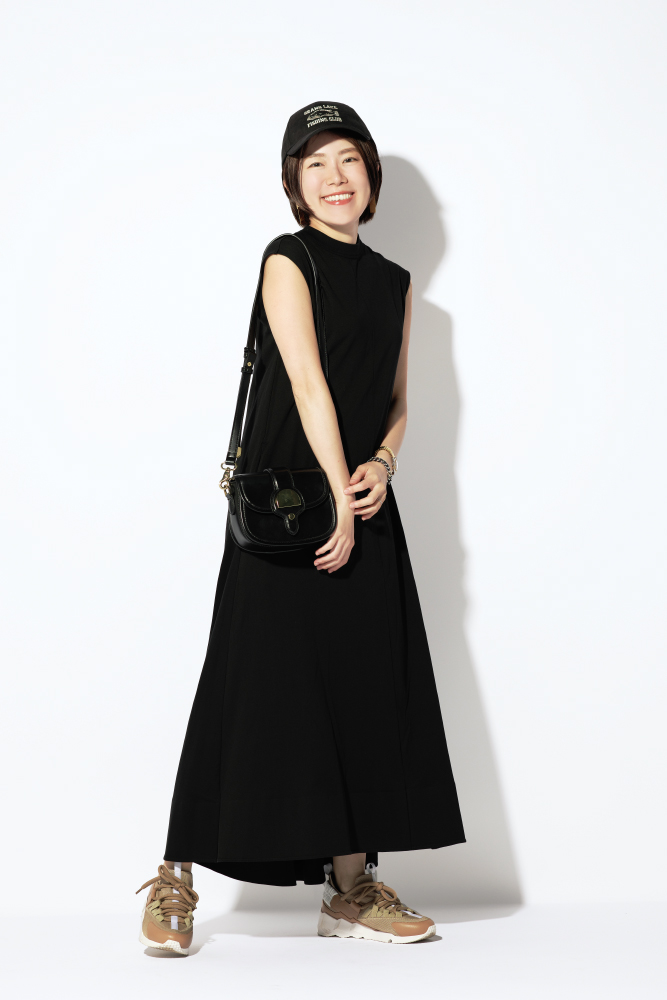 黒キャップ×黒ワンピース×ベージュスニーカー