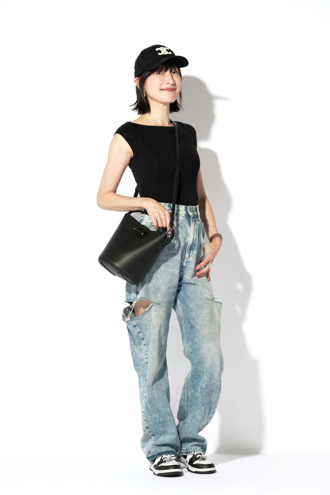 黒キャップ×黒ノースリーブT×カット入りデニム
