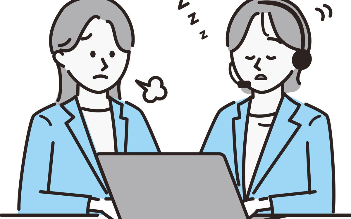 眠っている女性と困惑する女性