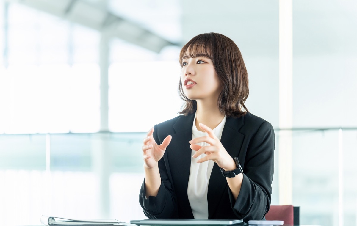 発言する女性