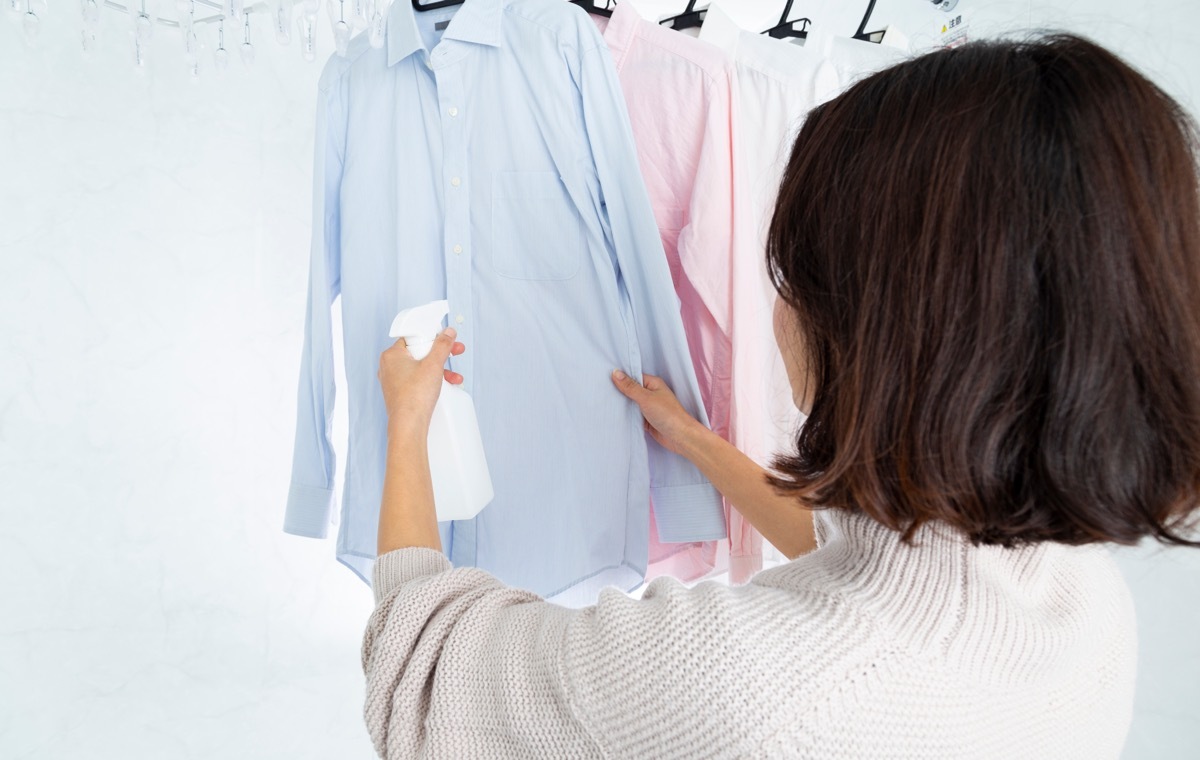 スプレーをかける女性