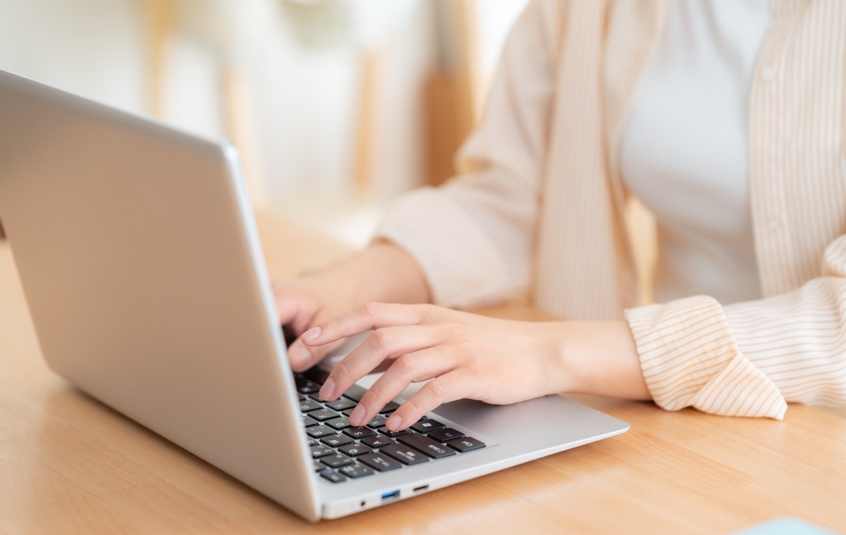 パソコン作業する手元