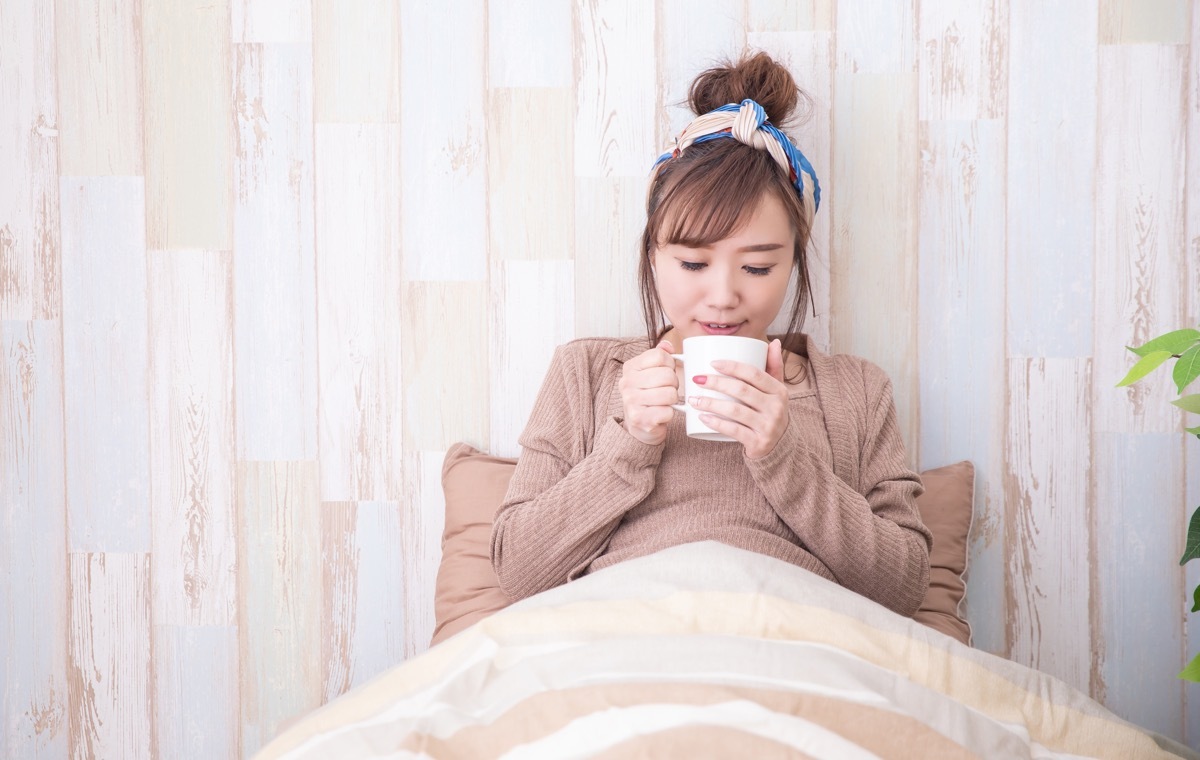 寝る前に飲む女性