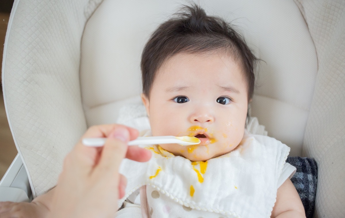食べる赤ちゃん