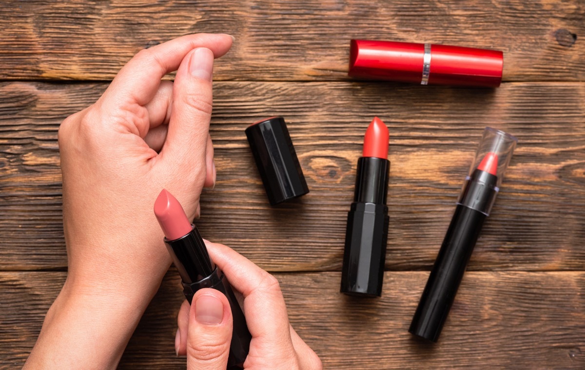 口紅を手でためす