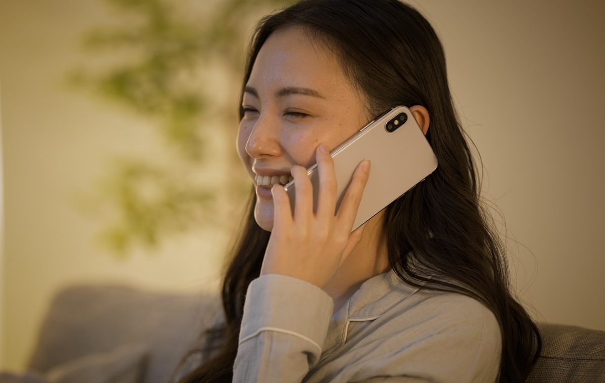 リラックスして通話する女性