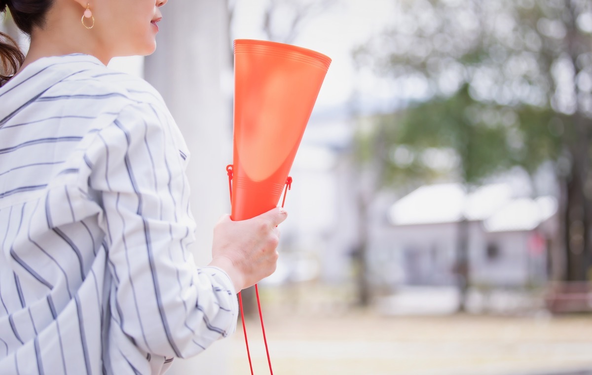 メガホンをもつ女性