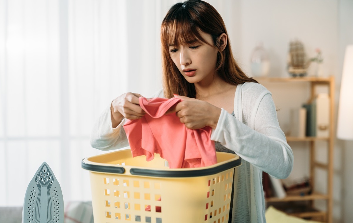 洗濯物を見る女性