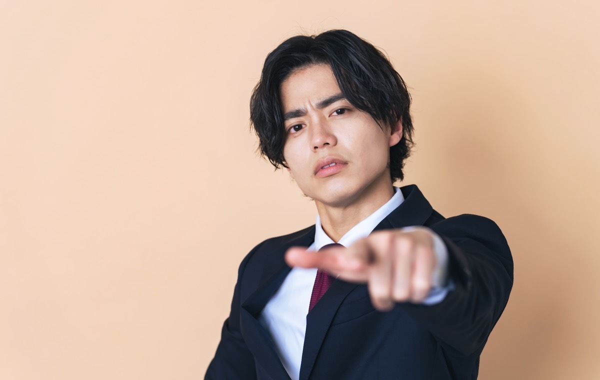 指さし　男性