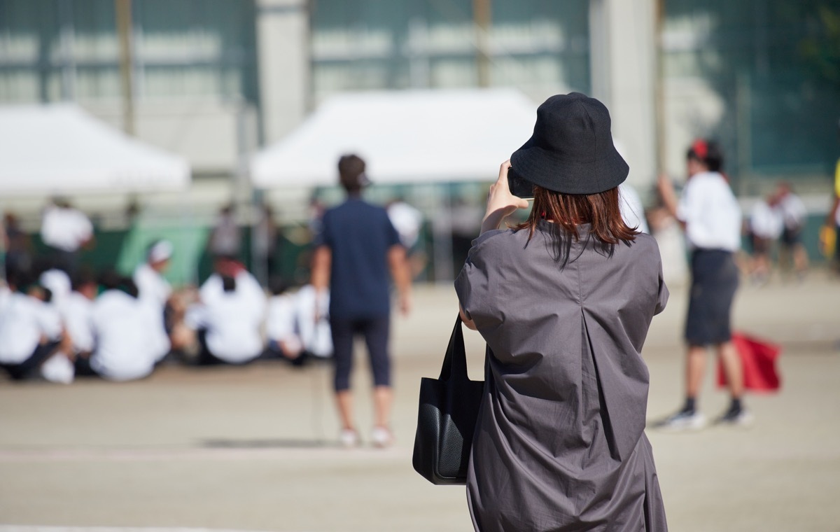 撮影する女性 運動会