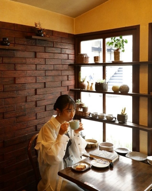 喫茶店でスイーツを楽しむ田中選手の写真