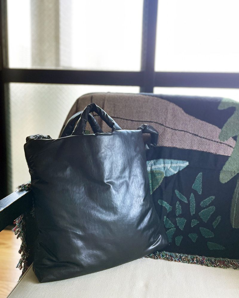 黒のトートバッグ