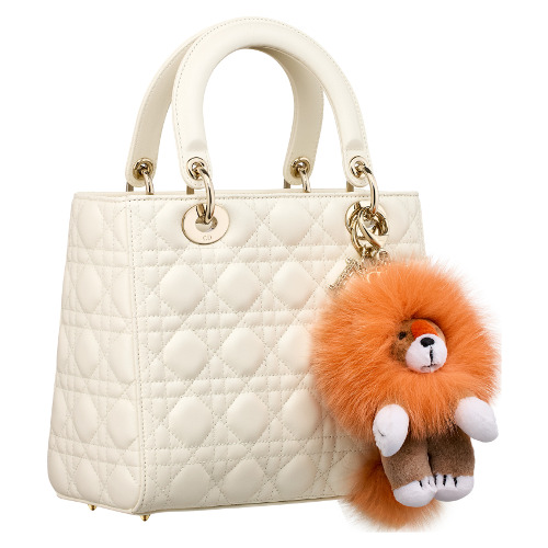 ライオンのバッグチャームを付けたバッグ