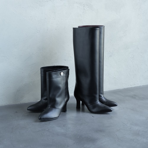 ストレートシルエットのブーツ2型