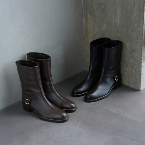 ベルトディテールのブーツ