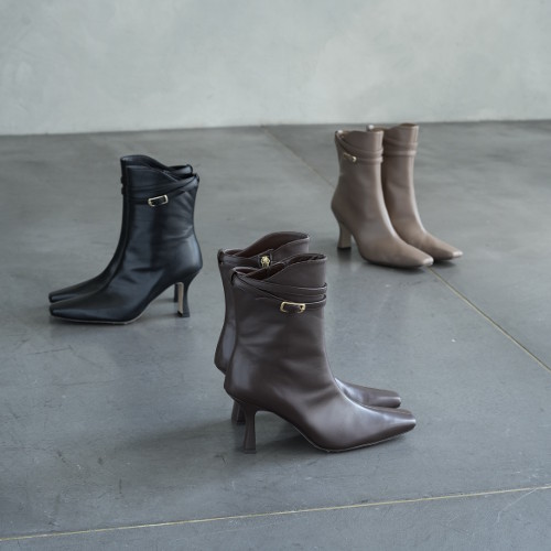 細ベルト巻きデザインのブーツ