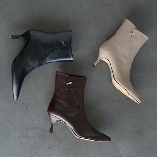 メタルアクセント付きヒールブーツ