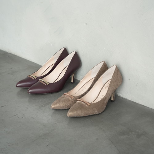 メタルプレート付きパンプス