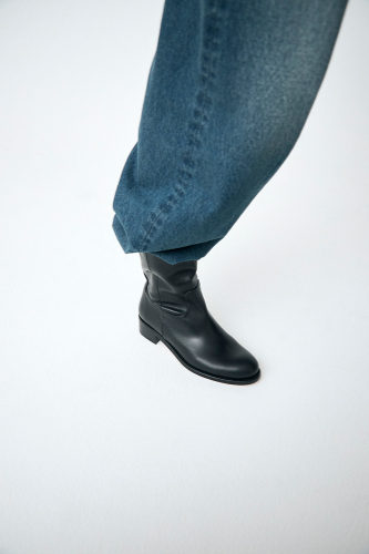 「アミ―」ショートブーツモデル着用