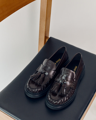 椅子の上に置かれたタッセルローファー