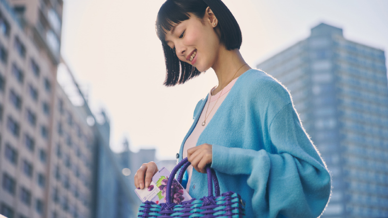 バッグからグミの袋を取ろうとしている人の写真