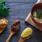 味噌汁と赤みそ、合わせみそ、白みそが乗ったスプーンの写真