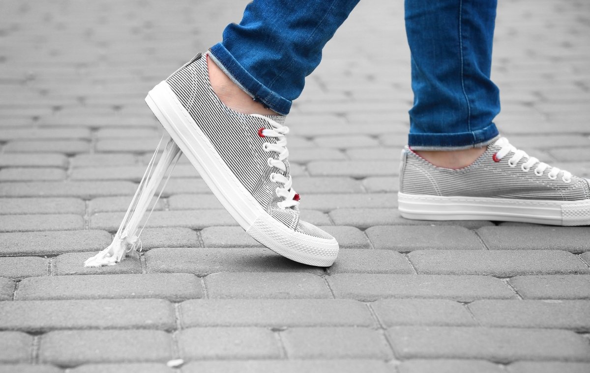 スニーカーの底についた伸びるガムの写真