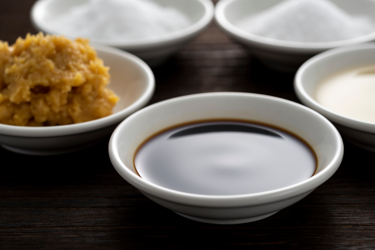 皿に入った醤油、みそ