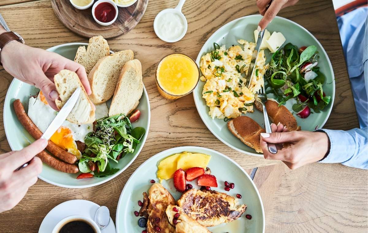 ふたりでbrunchを楽しんでいる様子の写真