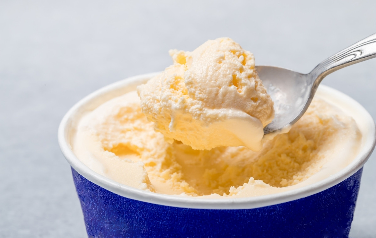 カップのバニラアイスの写真