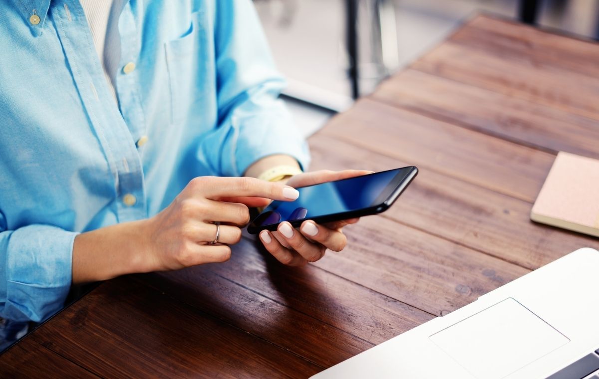 スマホを操作する人の手元の写真